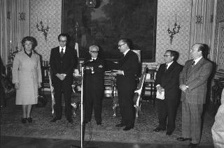 Nicola Signorello, presidente dell'Associazione nazionale fra gli Enti di Assistenza, consegna in dono al Presidente della Repubblica Giovanni Leone il "Libro bianco sull'assistenza in Italia"
