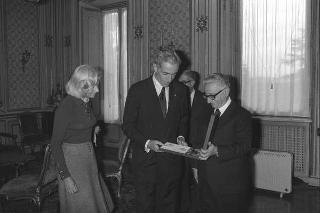 Il Presidente della Repubblica Giovanni Leone consegna l'onorificenza di Cavaliere di Gran Croce al senatore Claiborne Pell