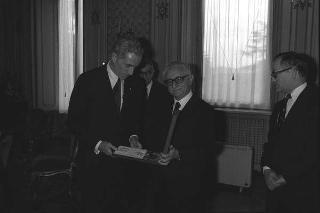 Il Presidente della Repubblica Giovanni Leone consegna l'onorificenza di Cavaliere di Gran Croce al senatore Claiborne Pell
