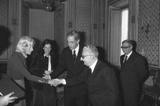 Il Presidente della Repubblica Giovanni Leone consegna l'onorificenza di Cavaliere di Gran Croce al senatore Claiborne Pell