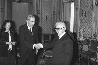 Il Presidente della Repubblica Giovanni Leone consegna l'onorificenza di Cavaliere di Gran Croce al senatore Claiborne Pell