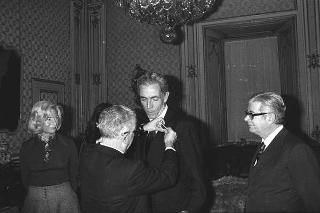 Il Presidente della Repubblica Giovanni Leone consegna l'onorificenza di Cavaliere di Gran Croce al senatore Claiborne Pell