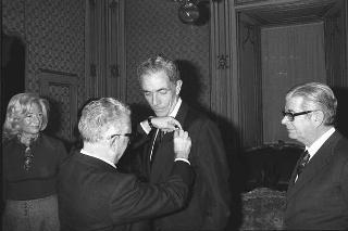 Il Presidente della Repubblica Giovanni Leone consegna l'onorificenza di Cavaliere di Gran Croce al senatore Claiborne Pell