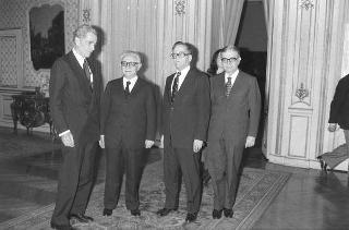 Il Presidente della Repubblica Giovanni Leone consegna l'onorificenza di Cavaliere di Gran Croce al senatore Claiborne Pell