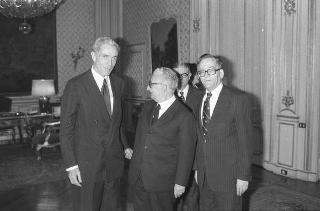 Il Presidente della Repubblica Giovanni Leone consegna l'onorificenza di Cavaliere di Gran Croce al senatore Claiborne Pell
