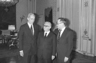 Il Presidente della Repubblica Giovanni Leone consegna l'onorificenza di Cavaliere di Gran Croce al senatore Claiborne Pell