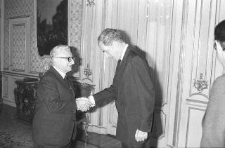 Il Presidente della Repubblica Giovanni Leone consegna l'onorificenza di Cavaliere di Gran Croce al senatore Claiborne Pell