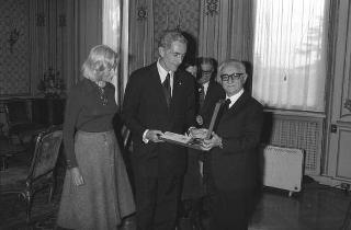 Il Presidente della Repubblica Giovanni Leone consegna l'onorificenza di Cavaliere di Gran Croce al senatore Claiborne Pell