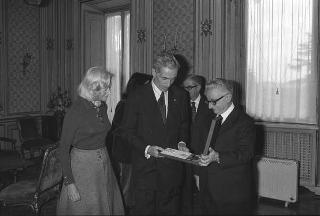 Il Presidente della Repubblica Giovanni Leone consegna l'onorificenza di Cavaliere di Gran Croce al senatore Claiborne Pell