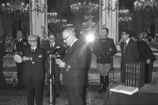 Il Presidente della Repubblica Giovanni Leone riceve in udienza Giulio Battelli, presidente della Società Romana di Storia Patria, con una rappresentanza del sodalizio