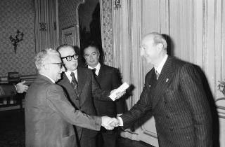 Il Presidente della Repubblica Giovanni Leone incontra  Saturno Nevola, Presidente della Sezione Combattenti e Reduci del Segretariato Generale della Presidenza della Repubblica, con il Direttivo dell'Associazione