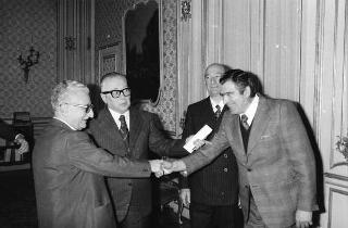 Il Presidente della Repubblica Giovanni Leone incontra  Saturno Nevola, Presidente della Sezione Combattenti e Reduci del Segretariato Generale della Presidenza della Repubblica, con il Direttivo dell'Associazione