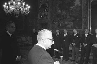 Il Presidente della Repubblica Giovanni Leone incontra l'on. Francesco Cossiga, Ministro dell'Interno, con i Prefetti di nuova nomina