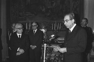 Il Presidente della Repubblica Giovanni Leone incontra l'on. Francesco Cossiga, Ministro dell'Interno, con i Prefetti di nuova nomina