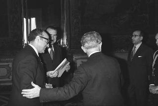 Il Presidente della Repubblica Giovanni Leone riceve  Swate Komalanhuti, nuovo ambasciatore del regno di Thailandia e Mohamoud Samir Ahmed, nuovo ambasciatore della Repubblica Araba d'Egitto per la presentazione delle lettere credenziali