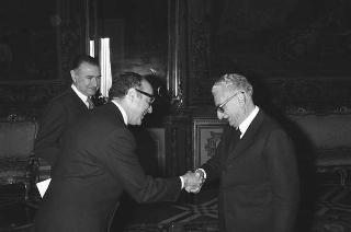 Il Presidente della Repubblica Giovanni Leone riceve  Swate Komalanhuti, nuovo ambasciatore del regno di Thailandia e Mohamoud Samir Ahmed, nuovo ambasciatore della Repubblica Araba d'Egitto per la presentazione delle lettere credenziali