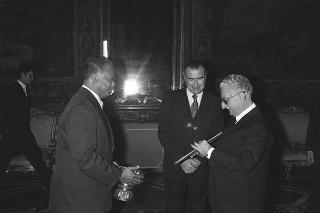Il Presidente della Repubblica Giovanni Leone riceve  Swate Komalanhuti, nuovo ambasciatore del regno di Thailandia e Mohamoud Samir Ahmed, nuovo ambasciatore della Repubblica Araba d'Egitto per la presentazione delle lettere credenziali