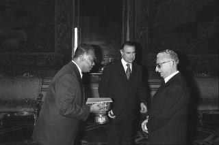 Il Presidente della Repubblica Giovanni Leone riceve  Swate Komalanhuti, nuovo ambasciatore del regno di Thailandia e Mohamoud Samir Ahmed, nuovo ambasciatore della Repubblica Araba d'Egitto per la presentazione delle lettere credenziali