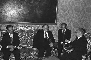 Incontro del Presidente della Repubblica Giovanni Leone con Necmettin Erbakan, vice primo ministro turco, con Luciano Radi, sottosegretario agli esteri e gli esponenti del governo turco