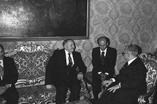 Incontro del Presidente della Repubblica Giovanni Leone con Necmettin Erbakan, vice primo ministro turco, con Luciano Radi, sottosegretario agli esteri e gli esponenti del governo turco