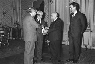 Il senatore Amintore Fanfani presenta il volume "Bibliografia costituzionale" al Presidente della Repubblica Giovanni Leone