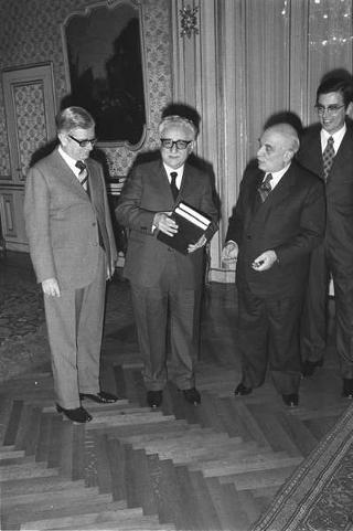 Il senatore Amintore Fanfani presenta il volume "Bibliografia costituzionale" al Presidente della Repubblica Giovanni Leone