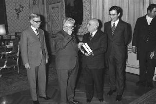 Il senatore Amintore Fanfani presenta il volume "Bibliografia costituzionale" al Presidente della Repubblica Giovanni Leone