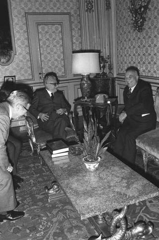 Il senatore Amintore Fanfani presenta il volume "Bibliografia costituzionale" al Presidente della Repubblica Giovanni Leone