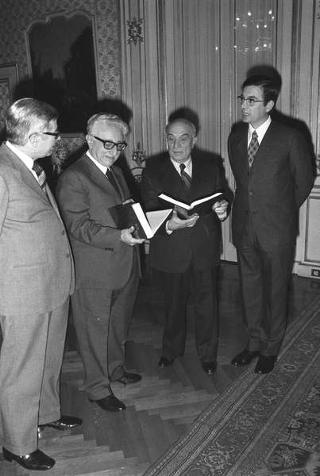 Il senatore Amintore Fanfani presenta il volume "Bibliografia costituzionale" al Presidente della Repubblica Giovanni Leone