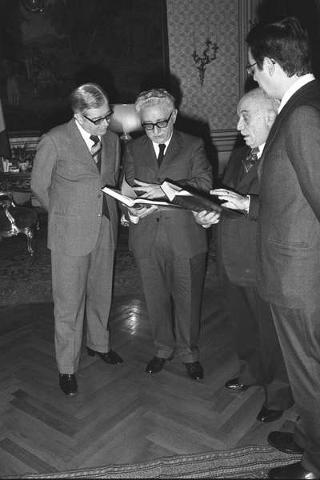 Il senatore Amintore Fanfani presenta il volume "Bibliografia costituzionale" al Presidente della Repubblica Giovanni Leone