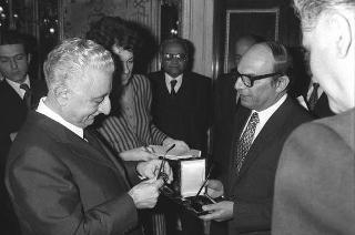 Presentazione degli auguri da parte del Corpo Diplomatico al Presidente. Al termine udienza all'ambasciatore del Pakistan, J.B. Kharas, per il dono di una medaglia d'oro coniata in occasione del centenario della nascita del fondatore della Nazione pakistana, Quaid-e-Azam Mohammad Ali Jinnah