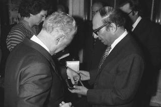 Presentazione degli auguri da parte del Corpo Diplomatico al Presidente. Al termine udienza all'ambasciatore del Pakistan, J.B. Kharas, per il dono di una medaglia d'oro coniata in occasione del centenario della nascita del fondatore della Nazione pakistana, Quaid-e-Azam Mohammad Ali Jinnah