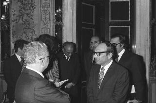Presentazione degli auguri da parte del Corpo Diplomatico al Presidente. Al termine udienza all'ambasciatore del Pakistan, J.B. Kharas, per il dono di una medaglia d'oro coniata in occasione del centenario della nascita del fondatore della Nazione pakistana, Quaid-e-Azam Mohammad Ali Jinnah