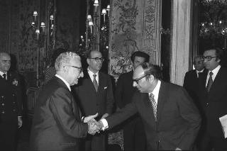 Presentazione degli auguri da parte del Corpo Diplomatico al Presidente. Al termine udienza all'ambasciatore del Pakistan, J.B. Kharas, per il dono di una medaglia d'oro coniata in occasione del centenario della nascita del fondatore della Nazione pakistana, Quaid-e-Azam Mohammad Ali Jinnah