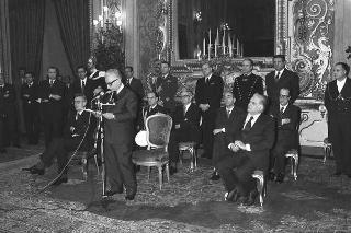 Presentazione degli auguri da parte del Corpo Diplomatico al Presidente. Al termine udienza all'ambasciatore del Pakistan, J.B. Kharas, per il dono di una medaglia d'oro coniata in occasione del centenario della nascita del fondatore della Nazione pakistana, Quaid-e-Azam Mohammad Ali Jinnah