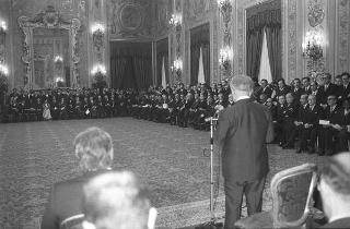 Presentazione degli auguri da parte del Corpo Diplomatico al Presidente. Al termine udienza all'ambasciatore del Pakistan, J.B. Kharas, per il dono di una medaglia d'oro coniata in occasione del centenario della nascita del fondatore della Nazione pakistana, Quaid-e-Azam Mohammad Ali Jinnah