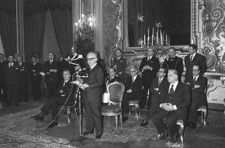 Presentazione degli auguri da parte del Corpo Diplomatico al Presidente. Al termine udienza all'ambasciatore del Pakistan, J.B. Kharas, per il dono di una medaglia d'oro coniata in occasione del centenario della nascita del fondatore della Nazione pakistana, Quaid-e-Azam Mohammad Ali Jinnah