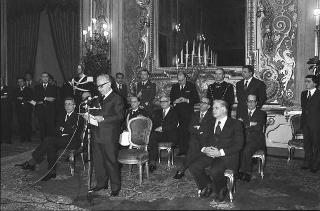Presentazione degli auguri da parte del Corpo Diplomatico al Presidente. Al termine udienza all'ambasciatore del Pakistan, J.B. Kharas, per il dono di una medaglia d'oro coniata in occasione del centenario della nascita del fondatore della Nazione pakistana, Quaid-e-Azam Mohammad Ali Jinnah