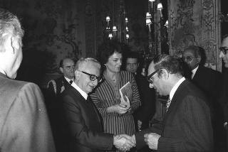 Presentazione degli auguri da parte del Corpo Diplomatico al Presidente. Al termine udienza all'ambasciatore del Pakistan, J.B. Kharas, per il dono di una medaglia d'oro coniata in occasione del centenario della nascita del fondatore della Nazione pakistana, Quaid-e-Azam Mohammad Ali Jinnah