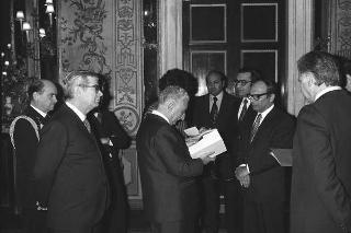 Presentazione degli auguri da parte del Corpo Diplomatico al Presidente. Al termine udienza all'ambasciatore del Pakistan, J.B. Kharas, per il dono di una medaglia d'oro coniata in occasione del centenario della nascita del fondatore della Nazione pakistana, Quaid-e-Azam Mohammad Ali Jinnah