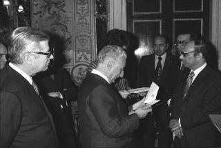 Presentazione degli auguri da parte del Corpo Diplomatico al Presidente. Al termine udienza all'ambasciatore del Pakistan, J.B. Kharas, per il dono di una medaglia d'oro coniata in occasione del centenario della nascita del fondatore della Nazione pakistana, Quaid-e-Azam Mohammad Ali Jinnah