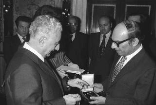 Presentazione degli auguri da parte del Corpo Diplomatico al Presidente. Al termine udienza all'ambasciatore del Pakistan, J.B. Kharas, per il dono di una medaglia d'oro coniata in occasione del centenario della nascita del fondatore della Nazione pakistana, Quaid-e-Azam Mohammad Ali Jinnah