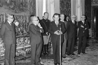 Mario Pedini, ministro per la ricerca scientifica e tecnologica e per i beni culturali e ambientali, con il presidente del CNEN, prof. Ezio Clementel e il personale che ha contribuito alla realizzazione del "Tokamak" di Frascati per la produzione di plasma