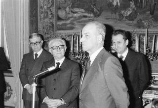 Mario Pedini, ministro per la ricerca scientifica e tecnologica e per i beni culturali e ambientali, con il presidente del CNEN, prof. Ezio Clementel e il personale che ha contribuito alla realizzazione del "Tokamak" di Frascati per la produzione di plasma
