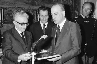 Mario Pedini, ministro per la ricerca scientifica e tecnologica e per i beni culturali e ambientali, con il presidente del CNEN, prof. Ezio Clementel e il personale che ha contribuito alla realizzazione del "Tokamak" di Frascati per la produzione di plasma