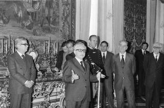 Mario Pedini, ministro per la ricerca scientifica e tecnologica e per i beni culturali e ambientali, con il presidente del CNEN, prof. Ezio Clementel e il personale che ha contribuito alla realizzazione del "Tokamak" di Frascati per la produzione di plasma