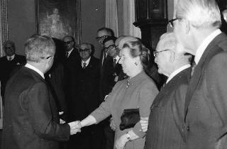 Il Presidente della Repubblica Giovanni Leone riceve Giuseppe Ermini, presidente del Centro italiano di Studi sull'Alto Medioevo, con il Consiglio direttivo del Centro