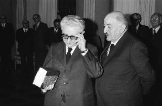 Il Presidente della Repubblica Giovanni Leone riceve Giuseppe Ermini, presidente del Centro italiano di Studi sull'Alto Medioevo, con il Consiglio direttivo del Centro