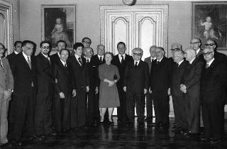 Il Presidente della Repubblica Giovanni Leone riceve Giuseppe Ermini, presidente del Centro italiano di Studi sull'Alto Medioevo, con il Consiglio direttivo del Centro