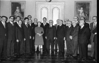 Il Presidente della Repubblica Giovanni Leone riceve Giuseppe Ermini, presidente del Centro italiano di Studi sull'Alto Medioevo, con il Consiglio direttivo del Centro